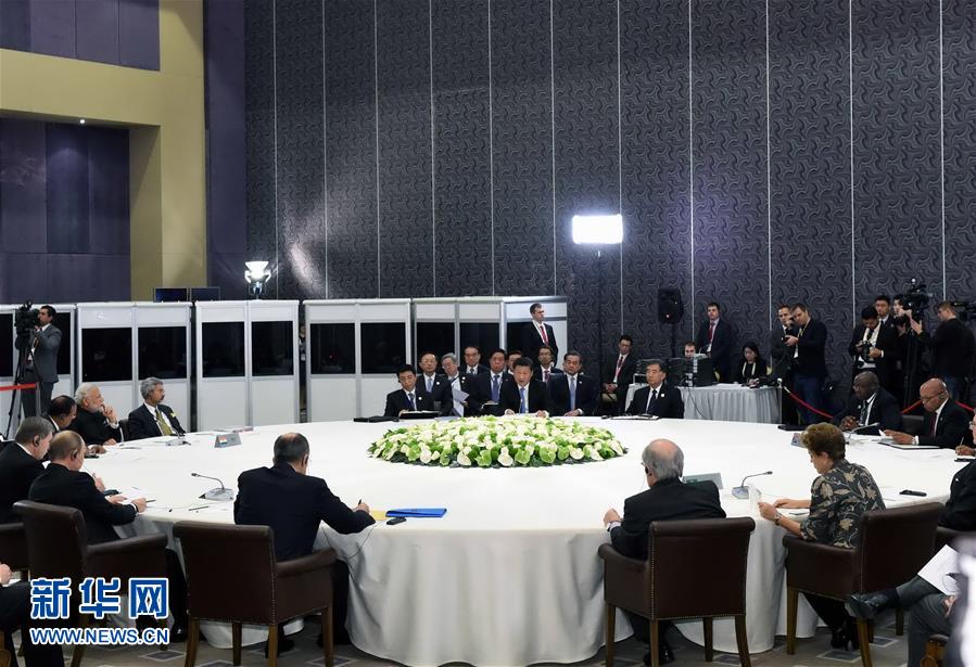  11月15日，金磚國(guó)家領(lǐng)導(dǎo)人非正式會(huì)晤在土耳其安塔利亞舉行，中國(guó)國(guó)家主席習(xí)近平、俄羅斯總統(tǒng)普京、印度總理莫迪、南非總統(tǒng)祖馬、巴西總統(tǒng)羅塞夫出席。習(xí)近平在會(huì)上發(fā)表題為《開(kāi)拓機(jī)遇應(yīng)對(duì)挑戰(zhàn)》的重要講話。 新華社記者 饒愛(ài)民 攝 