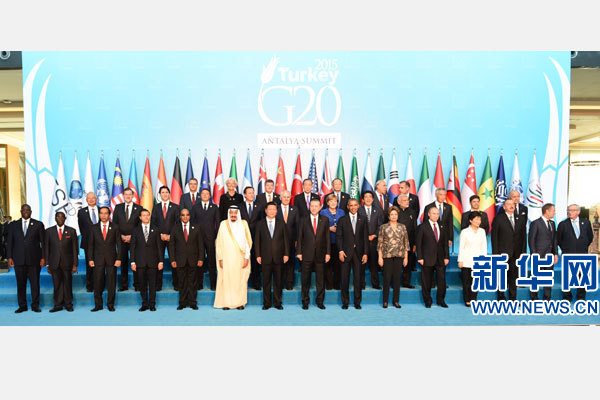 11月15日，二十國集團領(lǐng)導人第十次峰會在土耳其安塔利亞舉行。國家主席習近平出席并發(fā)表題為《創(chuàng)新增長路徑共享發(fā)展成果》的重要講話。這是習近平主席同與會領(lǐng)導人合影。 新華社記者 李學仁 攝