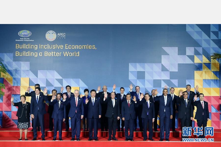 這是會議開始前，國家主席習(xí)近平同其他亞太經(jīng)合組織成員經(jīng)濟(jì)體領(lǐng)導(dǎo)人、代表合影。 新華社記者 姚大偉 攝