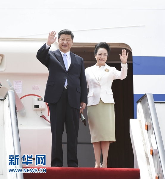 12月1日，中國(guó)國(guó)家主席習(xí)近平乘專機(jī)抵達(dá)津巴布韋首都哈拉雷，開(kāi)始對(duì)津巴布韋進(jìn)行國(guó)事訪問(wèn)。津巴布韋總統(tǒng)穆加貝在機(jī)場(chǎng)舉行隆重歡迎儀式。這是習(xí)近平和夫人彭麗媛向歡迎人群揮手致意。新華社記者 謝環(huán)馳 攝 