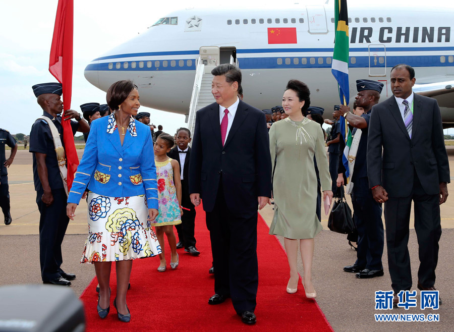12月2日，國家主席習(xí)近平抵達(dá)南非首都比勒陀利亞，開始對南非進(jìn)行國事訪問。南非外長馬沙巴內(nèi)等政府高級官員到機(jī)場迎接習(xí)近平和夫人彭麗媛。新華社記者蘭紅光攝