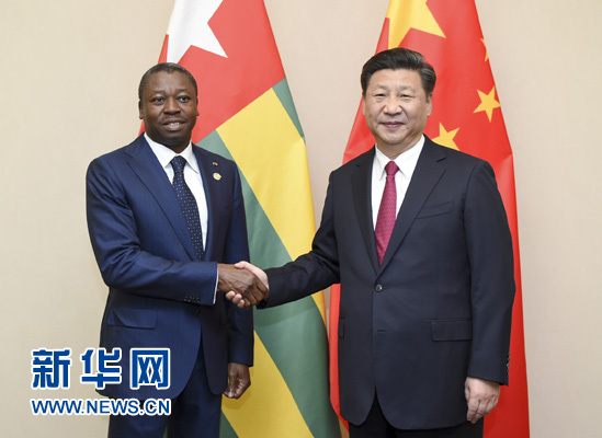 12月3日，國(guó)家主席習(xí)近平在約翰內(nèi)斯堡會(huì)見(jiàn)多哥總統(tǒng)福雷。新華社記者 謝環(huán)馳 攝 