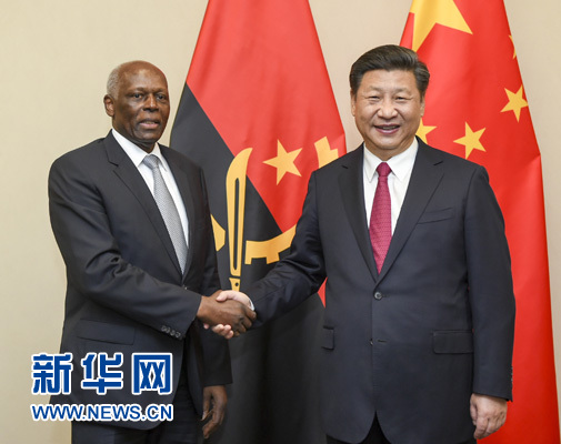 12月3日，國家主席習近平在約翰內(nèi)斯堡會見安哥拉總統(tǒng)多斯桑托斯。 新華社記者 謝環(huán)馳 攝