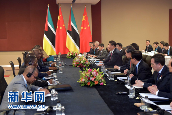 12月3日，國(guó)家主席習(xí)近平在約翰內(nèi)斯堡會(huì)見(jiàn)莫桑比克總統(tǒng)紐西。新華社記者 李濤 攝 