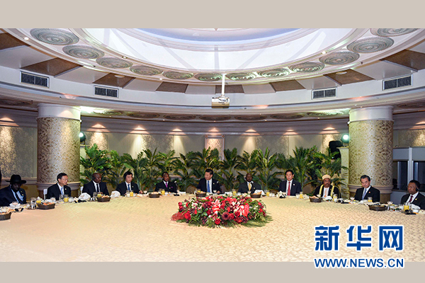 12月4日，國家主席習(xí)近平在約翰內(nèi)斯堡集體會(huì)見13位非洲國家領(lǐng)導(dǎo)人。 新華社記者 謝環(huán)馳 攝