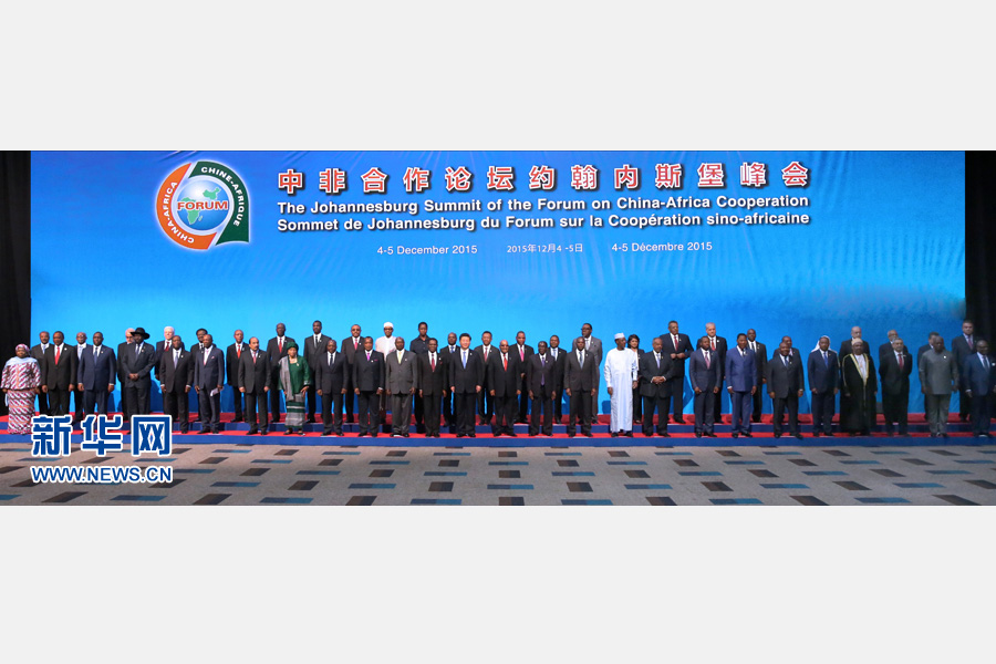 12月4日，國家主席習(xí)近平出席中非合作論壇約翰內(nèi)斯堡峰會開幕式并發(fā)表致辭。這是開幕式后，習(xí)近平同與會國家和地區(qū)組織領(lǐng)導(dǎo)人或代表集體合影。新華社記者龐興雷攝 