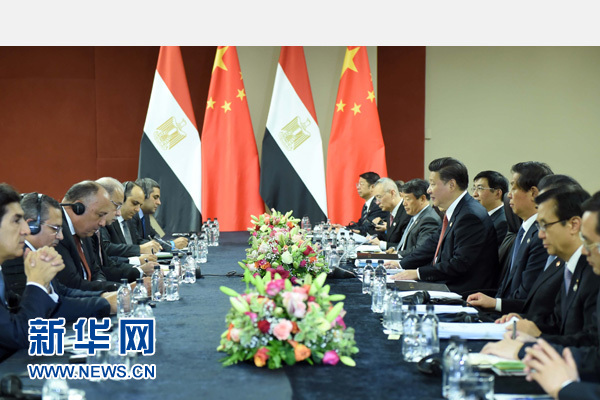 12月4日，國(guó)家主席習(xí)近平在約翰內(nèi)斯堡會(huì)見(jiàn)埃及總理伊斯梅爾。新華社記者 張鐸 攝 