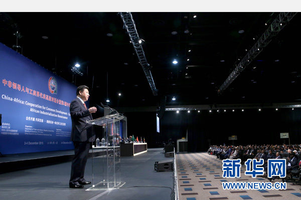 12月4日，國家主席習(xí)近平在約翰內(nèi)斯堡出席中非領(lǐng)導(dǎo)人與工商界代表高層對話會暨第五屆中非企業(yè)家大會閉幕式并發(fā)表題為《攜手共進，譜寫中非合作新篇章》的重要講話。新華社記者 姚大偉 攝