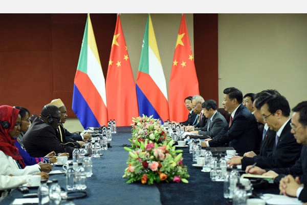 12月4日，國家主席習近平在約翰內(nèi)斯堡會見科摩羅總統(tǒng)伊基利盧。 新華社記者 張鐸 攝 

