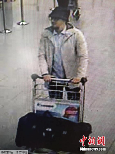 比利時(shí)聯(lián)邦警察公布一張機(jī)場(chǎng)監(jiān)控拍攝下的三名機(jī)場(chǎng)恐襲嫌疑犯的視頻截圖。