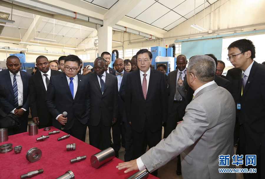 這是3月25日，張德江在肯尼亞首都內(nèi)羅畢考察中肯職業(yè)教育合作示范中心。 新華社記者丁林?jǐn)z