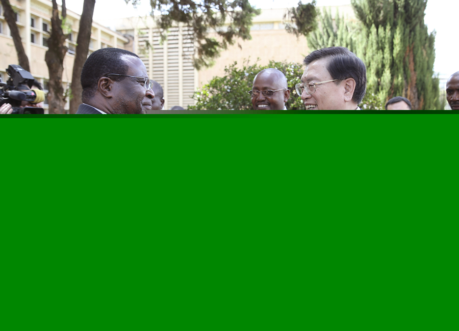 這是3月24日，張德江在肯尼亞首都內(nèi)羅畢與肯尼亞參議長埃蘇羅舉行會談。 新華社記者馬占成攝