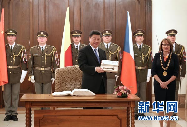 當(dāng)?shù)貢r(shí)間3月29日，國(guó)家主席習(xí)近平在捷克布拉格會(huì)見布拉格市長(zhǎng)科爾娜喬娃，并接受科爾娜喬娃代表該市贈(zèng)予的城市鑰匙。 新華社記者 龐興雷攝