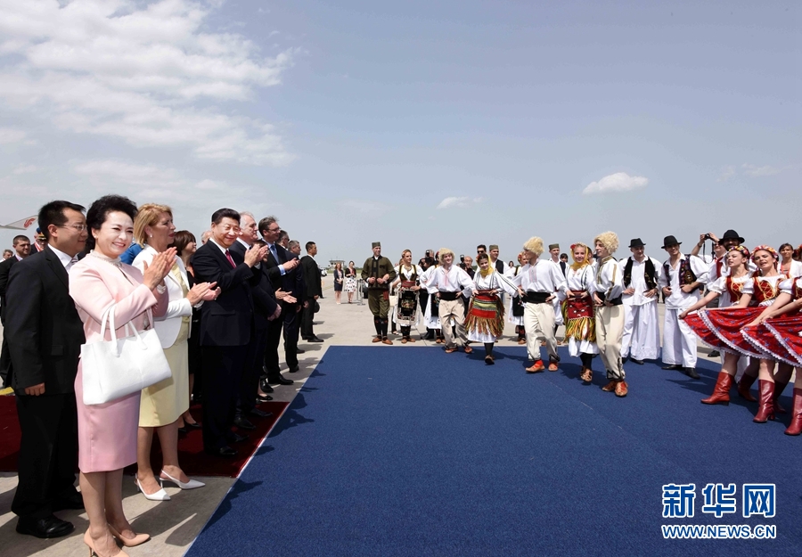 6月17日，國家主席習(xí)近平乘專機(jī)抵達(dá)貝爾格萊德，開始對塞爾維亞共和國進(jìn)行國事訪問。塞爾維亞民眾跳起歡快熱情的傳統(tǒng)舞蹈科羅舞熱烈歡迎習(xí)近平和夫人彭麗媛到訪。新華社記者 饒愛民 攝 