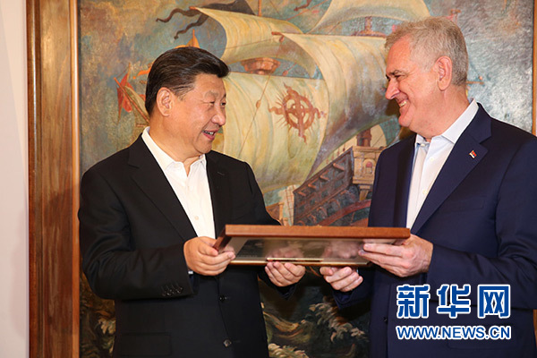當(dāng)?shù)貢r(shí)間6月17日，國(guó)家主席習(xí)近平同塞爾維亞總統(tǒng)尼科利奇在貝爾格萊德舉行會(huì)晤。這是尼科利奇向習(xí)近平贈(zèng)送紀(jì)念品。新華社記者饒愛民攝