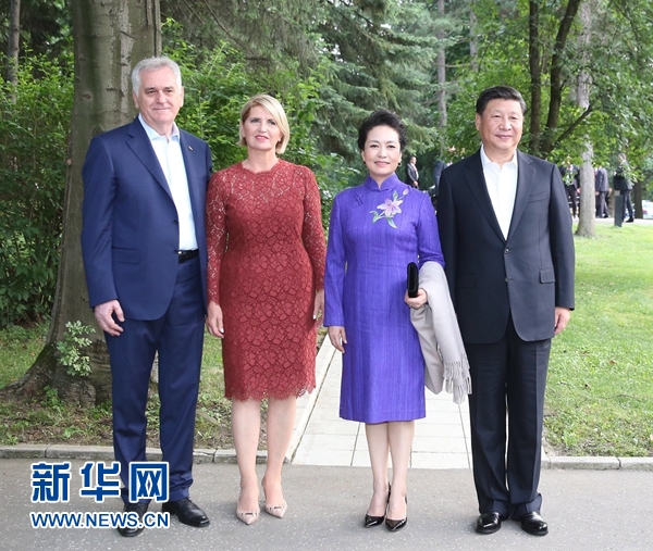 當(dāng)?shù)貢r(shí)間6月17日，國(guó)家主席習(xí)近平同塞爾維亞總統(tǒng)尼科利奇在貝爾格萊德舉行會(huì)晤。這是習(xí)近平和夫人彭麗媛同尼科利奇夫婦在和平別墅合影。新華社記者 丁林 攝