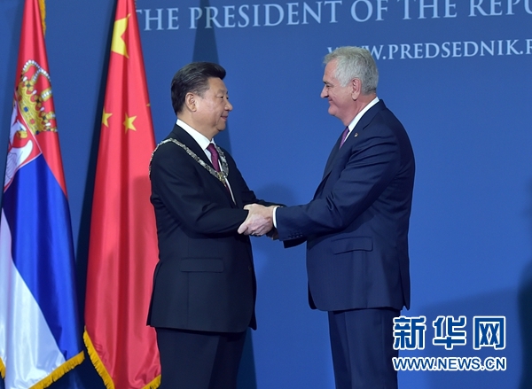 6月18日，國(guó)家主席習(xí)近平在貝爾格萊德同塞爾維亞總統(tǒng)尼科利奇舉行會(huì)談。會(huì)談后，尼科利奇向習(xí)近平授予塞爾維亞最高級(jí)別勛章&ldquo;共和國(guó)一級(jí)榮譽(yù)勛章&rdquo;，感謝習(xí)近平為中塞關(guān)系發(fā)展作出的杰出貢獻(xiàn)。新華社記者 李濤 攝 