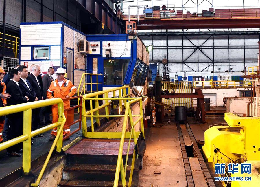 6月19日上午，國家主席習(xí)近平在貝爾格萊德參觀河鋼集團(tuán)塞爾維亞斯梅代雷沃鋼廠。 新華社記者 饒愛民 攝