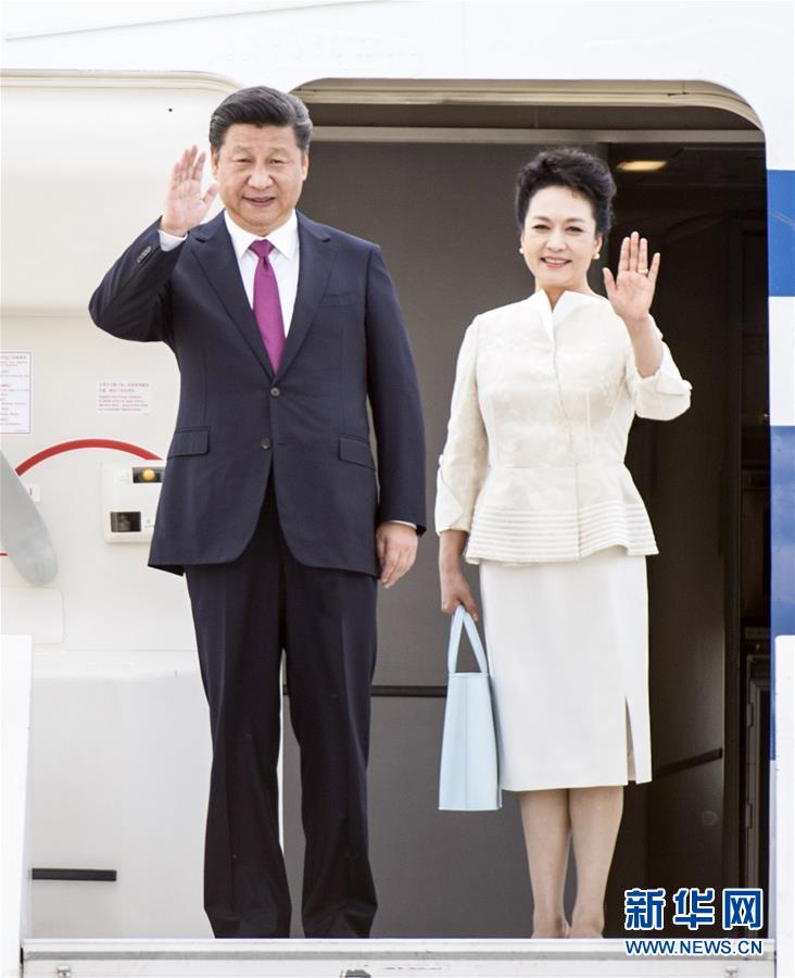 6月19日，國家主席習(xí)近平抵達(dá)華沙，開始對波蘭共和國進(jìn)行國事訪問。這是習(xí)近平和夫人彭麗媛步出艙門。 新華社記者 謝環(huán)馳 攝 