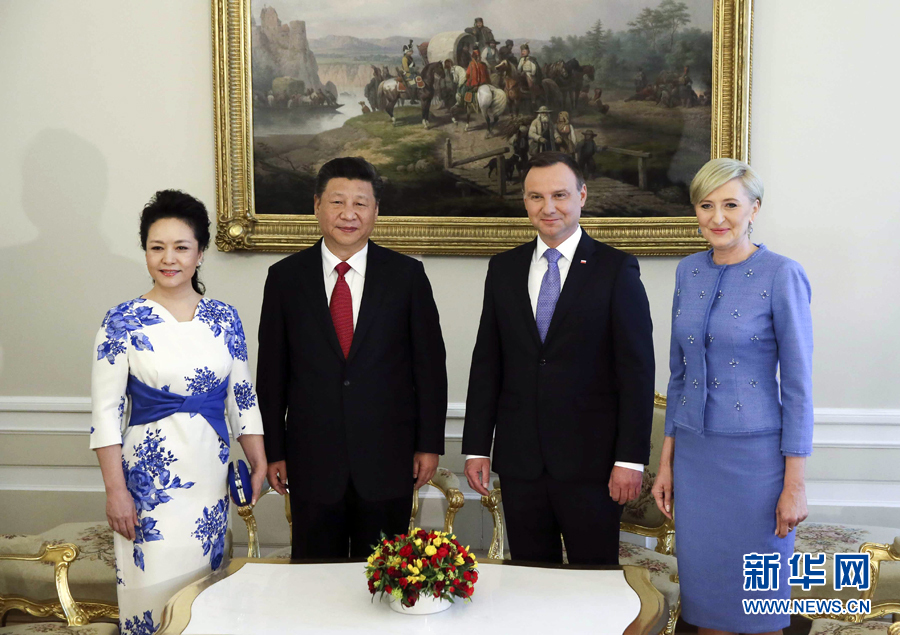 6月20日，國(guó)家主席習(xí)近平出席波蘭總統(tǒng)杜達(dá)在華沙總統(tǒng)府舉行的隆重歡迎儀式。歡迎儀式后，習(xí)近平和夫人彭麗媛同杜達(dá)和夫人阿加塔簡(jiǎn)短寒暄。新華社記者 蘭紅光 攝