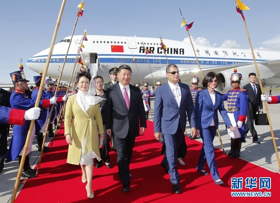 當?shù)貢r間11月17日，國家主席習近平乘專機抵達基多，開始對厄瓜多爾共和國進行國事訪問。厄瓜多爾總統(tǒng)科雷亞和夫人馬勒布等在機場熱情迎接習近平和夫人彭麗媛。新華社記者 鞠鵬 攝 