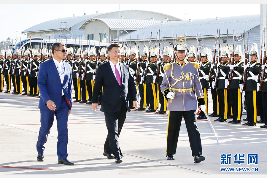 當?shù)貢r間11月17日，國家主席習近平乘專機抵達基多，開始對厄瓜多爾共和國進行國事訪問。這是厄瓜多爾總統(tǒng)科雷亞在機場為習近平舉行隆重歡迎儀式。新華社記者 鞠鵬 攝 