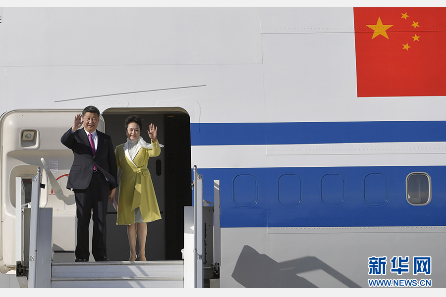 當?shù)貢r間11月17日，國家主席習近平乘專機抵達基多，開始對厄瓜多爾共和國進行國事訪問。這是習近平與夫人彭麗媛向歡迎人群揮手致意。新華社記者 王曄 攝 