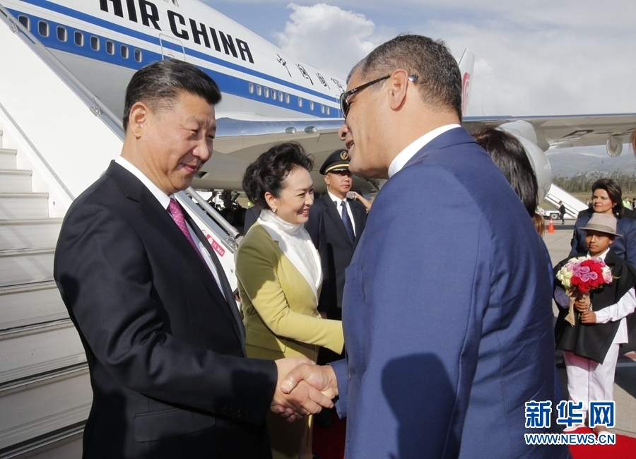 當?shù)貢r間11月17日，國家主席習近平乘專機抵達基多，開始對厄瓜多爾共和國進行國事訪問。厄瓜多爾總統(tǒng)科雷亞和夫人馬勒布等在舷梯旁熱情迎接習近平和夫人彭麗媛。新華社記者 鞠鵬 攝
