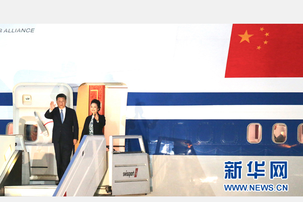 當?shù)貢r間11月18日，國家主席習近平抵達利馬，出席亞太經合組織第二十四次領導人非正式會議并對秘魯共和國進行國事訪問。習近平和夫人彭麗媛受到秘魯副總統(tǒng)阿勞斯等熱情迎接。新華社記者 丁林 攝