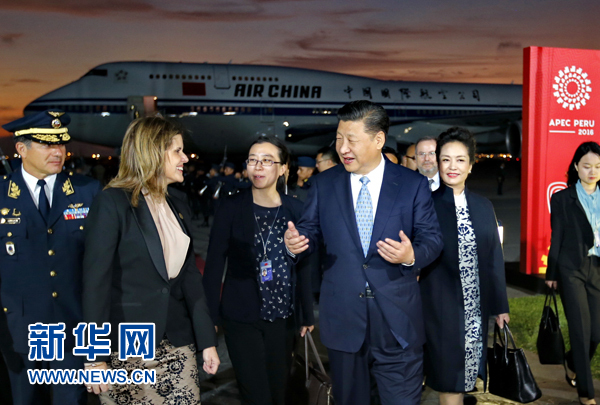 當?shù)貢r間11月18日，國家主席習近平抵達利馬，出席亞太經合組織第二十四次領導人非正式會議并對秘魯共和國進行國事訪問。習近平和夫人彭麗媛受到秘魯副總統(tǒng)阿勞斯等熱情迎接。新華社記者 鞠鵬 攝