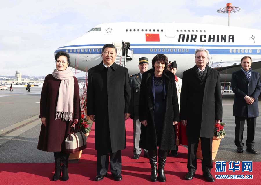 1月15日，國家主席習(xí)近平乘專機(jī)抵達(dá)蘇黎世，開始對瑞士聯(lián)邦進(jìn)行國事訪問。這是瑞士聯(lián)邦主席洛伊特哈德在機(jī)場為習(xí)近平和夫人彭麗媛舉行隆重歡迎儀式。 新華社記者 蘭紅光 攝