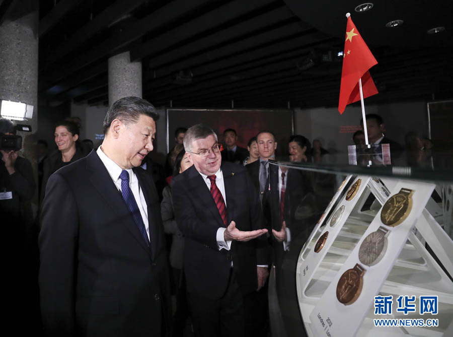 1月18日，國家主席習近平在瑞士洛桑國際奧林匹克博物館會見國際奧林匹克委員會主席巴赫。這是會見后，習近平在巴赫陪同下參觀往屆奧運會獎牌展。新華社記者 蘭紅光 攝