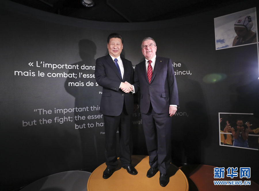 1月18日，國家主席習近平在瑞士洛桑國際奧林匹克博物館會見國際奧林匹克委員會主席巴赫。這是習近平和巴赫在奧運冠軍領(lǐng)獎臺上合影。新華社記者 蘭紅光 攝