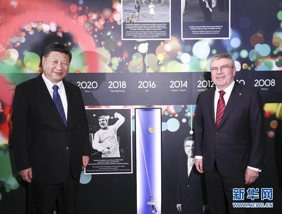 1月18日，國家主席習近平在瑞士洛桑國際奧林匹克博物館會見國際奧林匹克委員會主席巴赫。這是習近平與巴赫在巴赫作為擊劍運動員參加奧運會的照片前合影。新華社記者 蘭紅光 攝