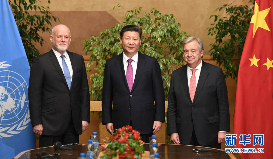 1月18日，國(guó)家主席習(xí)近平在瑞士日內(nèi)瓦萬(wàn)國(guó)宮會(huì)見(jiàn)第71屆聯(lián)合國(guó)大會(huì)主席湯姆森和聯(lián)合國(guó)秘書(shū)長(zhǎng)古特雷斯。 新華社記者 張鐸 攝