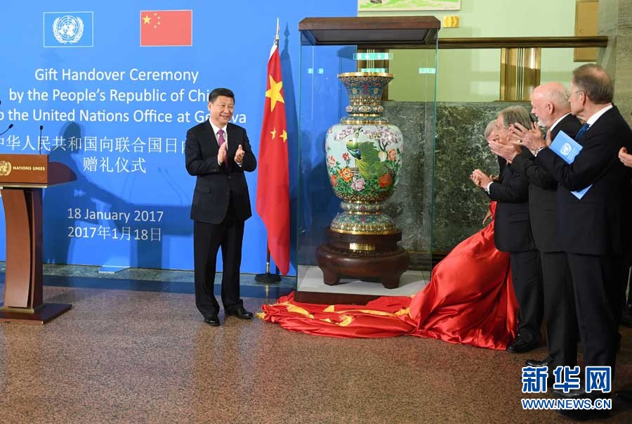 1月18日，國(guó)家主席習(xí)近平在瑞士日內(nèi)瓦萬(wàn)國(guó)宮出席&ldquo;共商共筑人類命運(yùn)共同體&rdquo;高級(jí)別會(huì)議，并發(fā)表題為《共同構(gòu)建人類命運(yùn)共同體》的主旨演講。這是會(huì)議結(jié)束后，習(xí)近平出席中國(guó)向聯(lián)合國(guó)日內(nèi)瓦總部贈(zèng)禮儀式。新華社記者 張鐸 攝