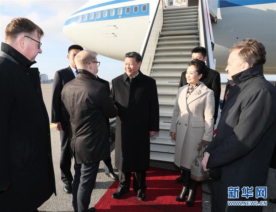 4月4日，國家主席習(xí)近平乘專機(jī)抵達(dá)赫爾辛基，開始對芬蘭共和國進(jìn)行國事訪問。這是芬蘭政府代表、農(nóng)業(yè)與環(huán)境部長蒂利凱寧等在舷梯旁熱情迎接習(xí)近平和夫人彭麗媛。新華社記者 蘭紅光 攝 