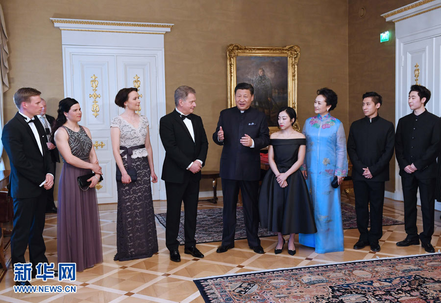 當(dāng)?shù)貢r(shí)間4月5日晚，國(guó)家主席習(xí)近平和芬蘭總統(tǒng)尼尼斯托在赫爾辛基共同會(huì)見剛剛參加完2017年世界花樣滑冰錦標(biāo)賽的中芬兩國(guó)冰雪運(yùn)動(dòng)員代表。習(xí)近平夫人彭麗媛和尼尼斯托夫人豪吉?dú)W參加會(huì)見。新華社記者 饒愛民 攝