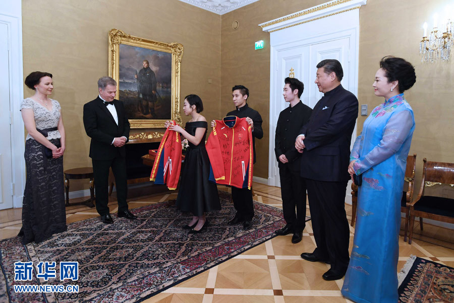 當(dāng)?shù)貢r(shí)間4月5日晚，國(guó)家主席習(xí)近平和芬蘭總統(tǒng)尼尼斯托在赫爾辛基共同會(huì)見剛剛參加完2017年世界花樣滑冰錦標(biāo)賽的中芬兩國(guó)冰雪運(yùn)動(dòng)員代表。習(xí)近平夫人彭麗媛和尼尼斯托夫人豪吉?dú)W參加會(huì)見。這是中國(guó)運(yùn)動(dòng)員向尼尼斯托和夫人豪吉?dú)W贈(zèng)送運(yùn)動(dòng)衣。新華社記者 饒愛民 攝