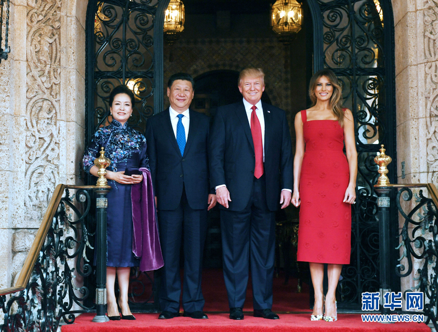 當(dāng)?shù)貢r間4月6日，國家主席習(xí)近平在美國佛羅里達州海湖莊園同美國總統(tǒng)特朗普舉行中美元首會晤。這是習(xí)近平和夫人彭麗媛同特朗普和夫人梅拉尼婭合影留念。新華社記者 饒愛民 攝 
