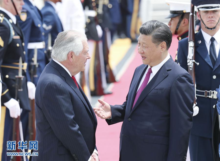 4月6日，國家主席習近平乘專機抵達美國佛羅里達州，將在海湖莊園同美國總統(tǒng)特朗普舉行中美元首會晤。習近平和夫人彭麗媛受到美國國務卿蒂勒森夫婦等熱情迎接。新華社記者 丁林 攝 
