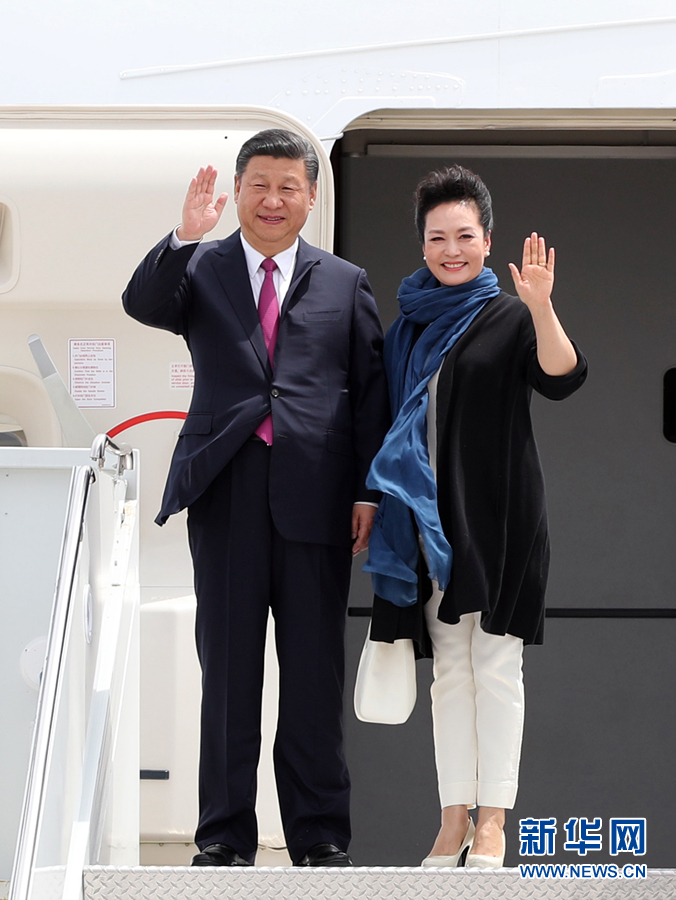4月6日，國家主席習近平乘專機抵達美國佛羅里達州，將在海湖莊園同美國總統(tǒng)特朗普舉行中美元首會晤。這是習近平和夫人彭麗媛步出機艙。新華社記者 劉衛(wèi)兵 攝 
