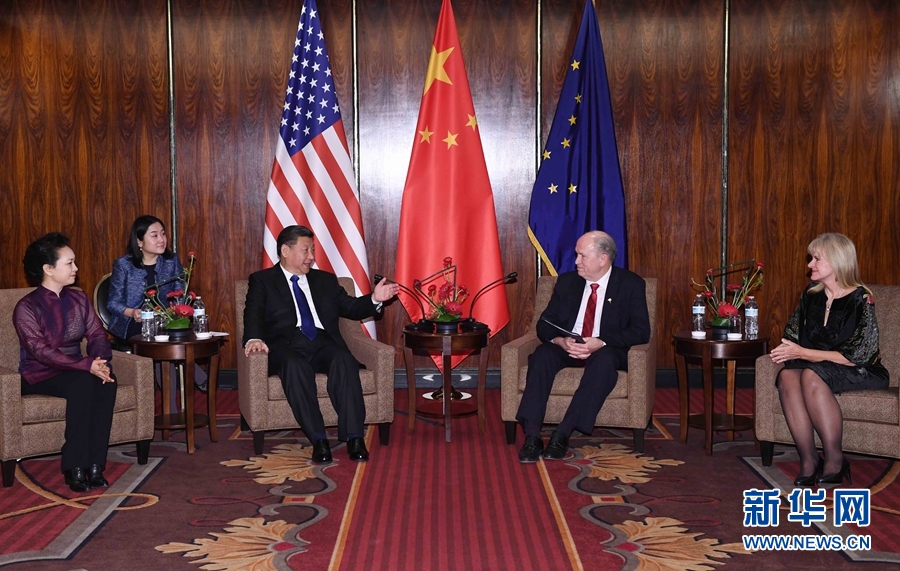 當(dāng)?shù)貢r間4月7日，國家主席習(xí)近平在美國阿拉斯加州安克雷奇會見阿拉斯加州州長沃克。 新華社記者 饒愛民 攝 