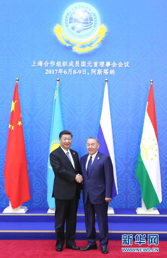 6月9日，國家主席習(xí)近平在哈薩克斯坦首都阿斯塔納出席上海合作組織成員國元首理事會第十七次會議并發(fā)表重要講話。這是習(xí)近平出席會議時，受到哈薩克斯坦總統(tǒng)納扎爾巴耶夫的熱情迎接。新華社記者 馬占成 攝