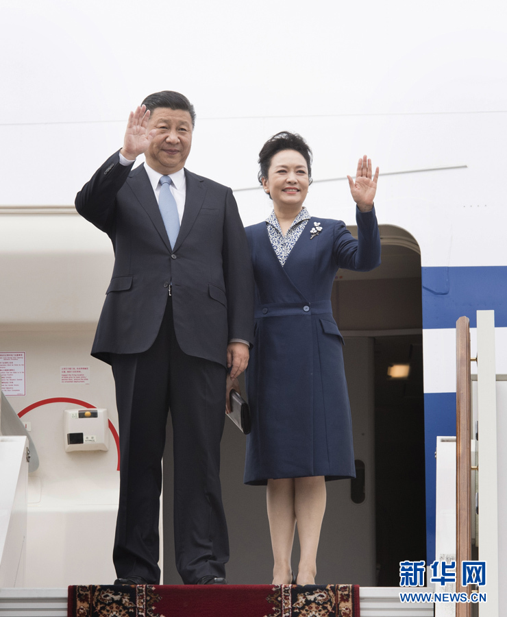 7月3日，國(guó)家主席習(xí)近平乘專機(jī)抵達(dá)莫斯科，開始對(duì)俄羅斯聯(lián)邦進(jìn)行國(guó)事訪問。這是習(xí)近平和夫人彭麗媛步出艙門。 新華社記者 李學(xué)仁 攝