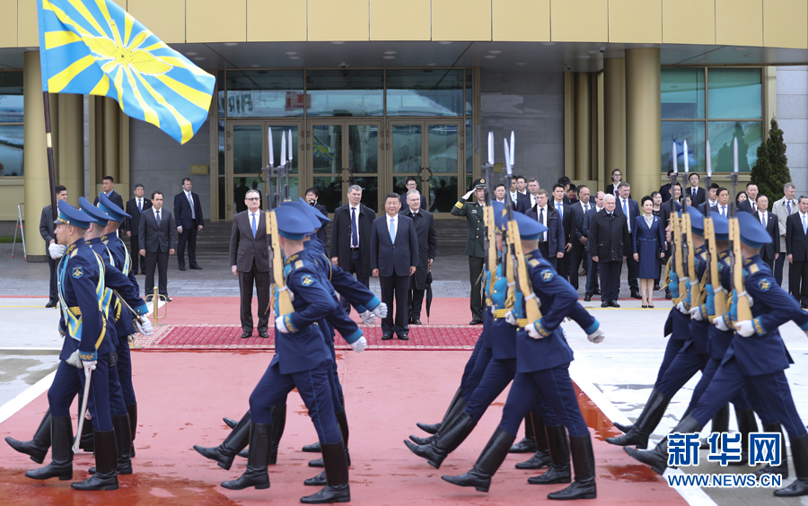 7月3日，國(guó)家主席習(xí)近平乘專機(jī)抵達(dá)莫斯科，開始對(duì)俄羅斯聯(lián)邦進(jìn)行國(guó)事訪問。這是習(xí)近平出席機(jī)場(chǎng)歡迎儀式。 新華社記者 謝環(huán)馳 攝