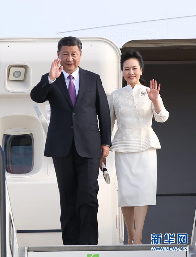 7月4日，國(guó)家主席習(xí)近平乘專(zhuān)機(jī)抵達(dá)柏林，開(kāi)始對(duì)德意志聯(lián)邦共和國(guó)進(jìn)行國(guó)事訪(fǎng)問(wèn)。這是習(xí)近平和夫人彭麗媛步出艙門(mén)。 新華社記者 姚大偉 攝