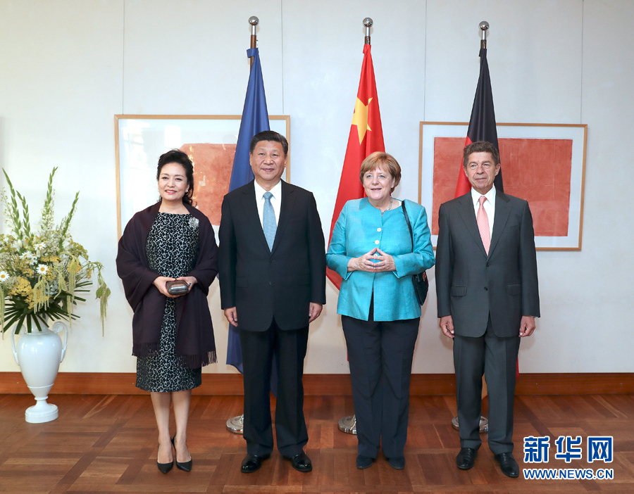 當?shù)貢r間7月4日晚，剛剛抵達柏林的國家主席習近平在利伯曼故居同德國總理默克爾舉行會見。這是習近平和夫人彭麗媛抵達位于柏林市中心勃蘭登堡門附近的利伯曼故居時，受到默克爾和丈夫紹爾熱情迎接。新華社記者 馬占成 攝