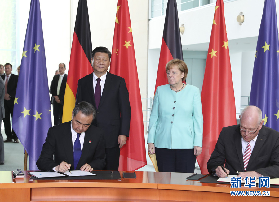 7月5日，國家主席習(xí)近平在柏林同德國總理默克爾舉行會談。會談后，兩國領(lǐng)導(dǎo)人共同見證了航天、智能制造、工業(yè)互聯(lián)網(wǎng)、數(shù)字化、第三方市場、大熊貓合作研究等領(lǐng)域多項雙邊合作文件的簽署。新華社記者馬占成攝