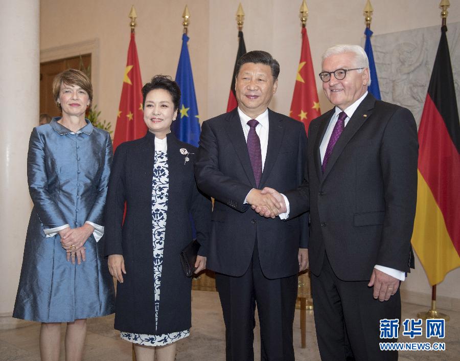 7月5日，國家主席習(xí)近平在柏林會(huì)見德國總統(tǒng)施泰因邁爾。會(huì)見前，施泰因邁爾在總統(tǒng)府花園為習(xí)近平舉行隆重歡迎儀式。這是習(xí)近平和夫人彭麗媛同施泰因邁爾夫婦合影。新華社記者 李學(xué)仁 攝